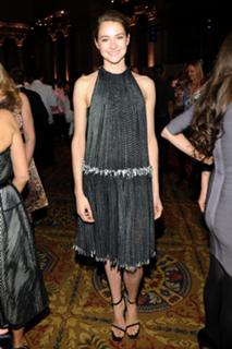 Shailene Woodley feet photo thumbnail