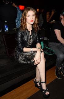 Anna Kendrick feet photo thumbnail