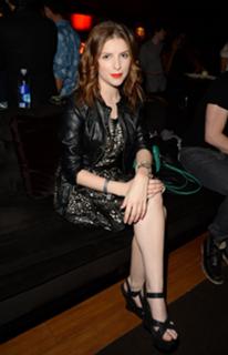 Anna Kendrick feet photo thumbnail