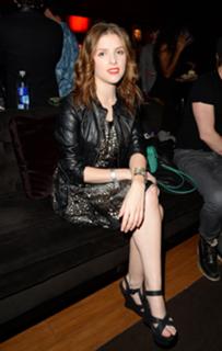 Anna Kendrick feet photo thumbnail