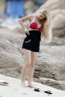 Heidi Montag feet photo thumbnail