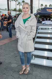 Jennie Garth feet photo thumbnail