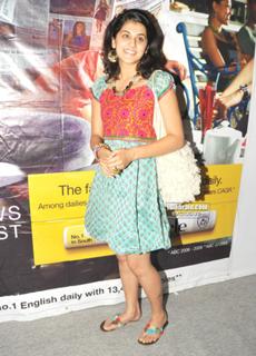 Taapsee Pannu feet photo thumbnail