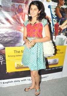Taapsee Pannu feet photo thumbnail