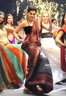 Taapsee Pannu feet photo thumbnail