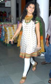 Taapsee Pannu feet photo thumbnail