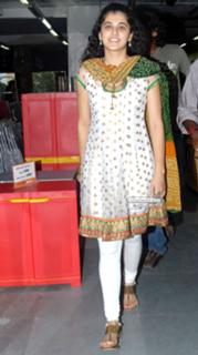 Taapsee Pannu feet photo thumbnail