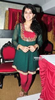 Taapsee Pannu feet photo thumbnail