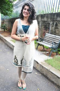Taapsee Pannu feet photo thumbnail