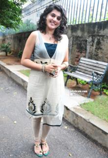 Taapsee Pannu feet photo thumbnail