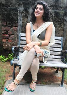 Taapsee Pannu feet photo thumbnail