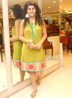 Taapsee Pannu feet photo thumbnail