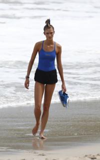 Karlie Kloss feet photo thumbnail