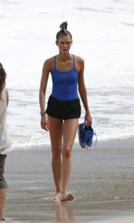 Karlie Kloss feet photo thumbnail