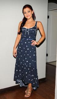Ariana Grande feet photo thumbnail