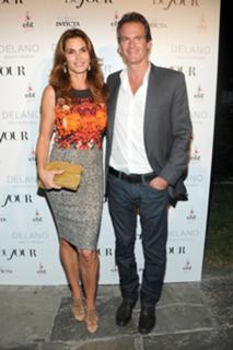 Cindy Crawford feet photo thumbnail