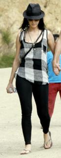 Katy Perry feet photo thumbnail