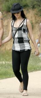 Katy Perry feet photo thumbnail