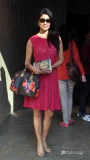 Shriya Saran feet photo thumbnail