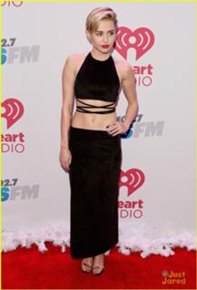 Miley Cyrus feet photo thumbnail