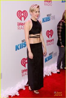 Miley Cyrus feet photo thumbnail