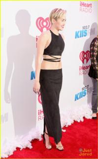 Miley Cyrus feet photo thumbnail