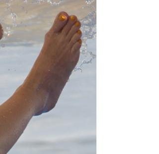 Jennie Garth feet photo thumbnail