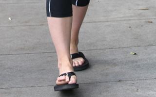 Olivia Wilde feet photo thumbnail