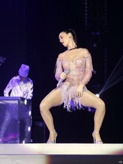 Katy Perry feet photo thumbnail