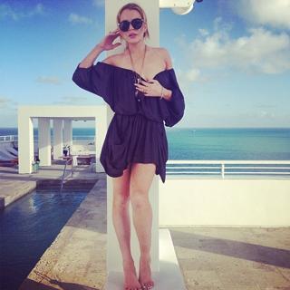 Lindsay Lohan feet photo thumbnail