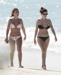 Kelly Brook feet photo thumbnail