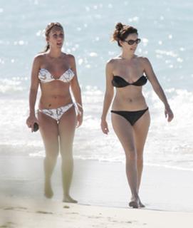 Kelly Brook feet photo thumbnail
