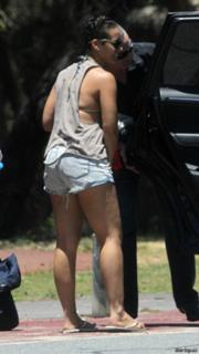 Alicia Keys feet photo thumbnail