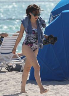Rose McGowan feet photo thumbnail
