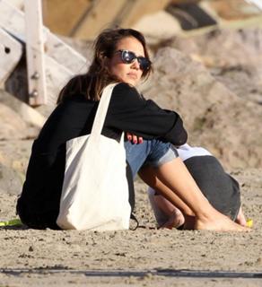 Jessica Alba feet photo thumbnail