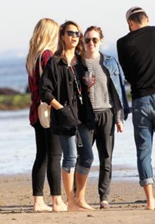 Jessica Alba feet photo thumbnail