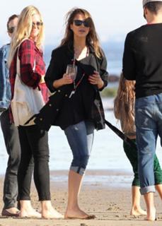 Jessica Alba feet photo thumbnail