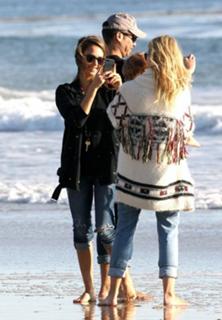 Jessica Alba feet photo thumbnail