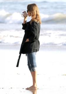 Jessica Alba feet photo thumbnail