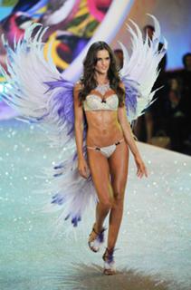 Izabel Goulart feet photo thumbnail