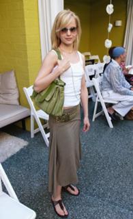 Mena Suvari feet photo thumbnail
