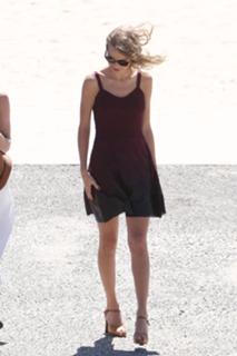 Taylor Swift feet photo thumbnail