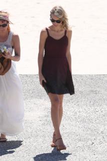 Taylor Swift feet photo thumbnail