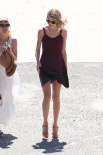 Taylor Swift feet photo thumbnail