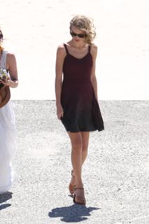 Taylor Swift feet photo thumbnail
