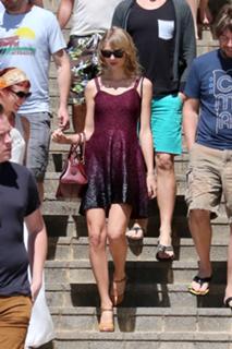 Taylor Swift feet photo thumbnail