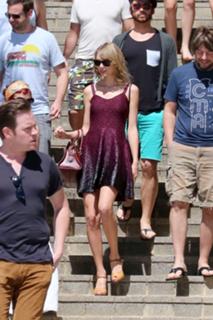 Taylor Swift feet photo thumbnail