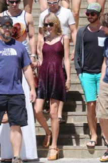 Taylor Swift feet photo thumbnail