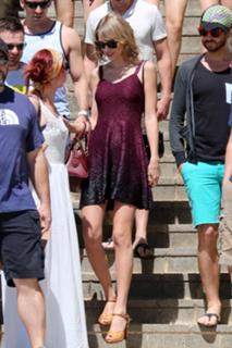 Taylor Swift feet photo thumbnail
