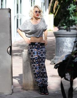 Rita Ora feet photo thumbnail